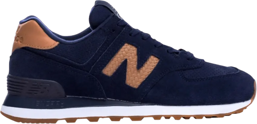  New Balance Wmns 574 Wide &#039;Woven Logo - Pigment&#039;